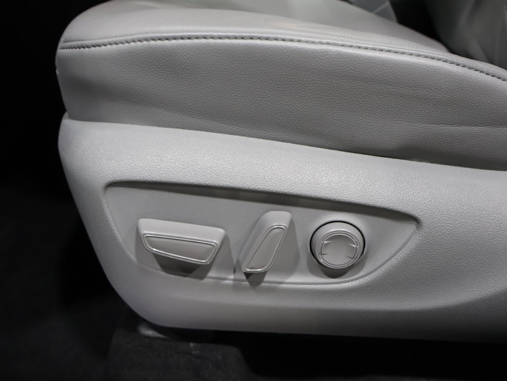 Used 2024 Toyota Highlander Platinum AWD/4WD image 12