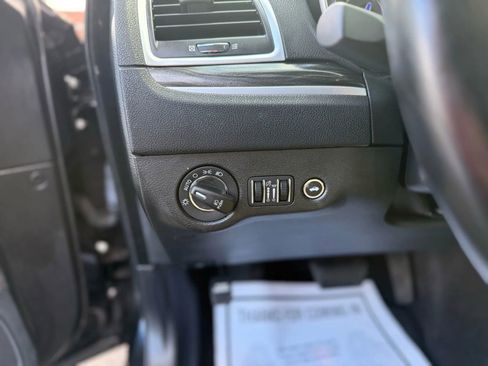 Used 2018 Chrysler 300 Touring L image 27