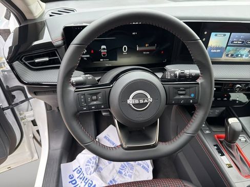 Used 2025 Nissan Kicks SR FWD image 17