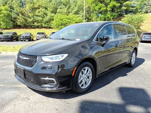 Used 2025 Chrysler Pacifica Select FWD image 11