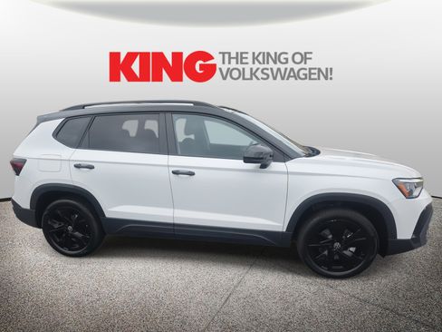Certified 2025 Volkswagen Taos SE image 4