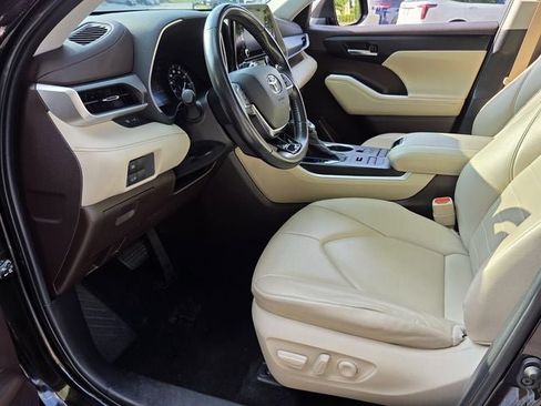 Used 2021 Toyota Highlander XLE AWD/4WD image 19