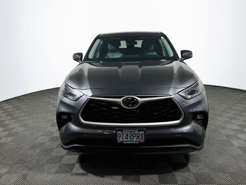 Certified 2023 Toyota Highlander LE FWD image 2