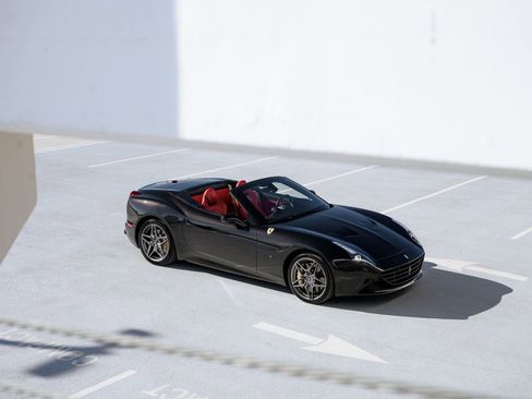 Used 2017 Ferrari California T image 30
