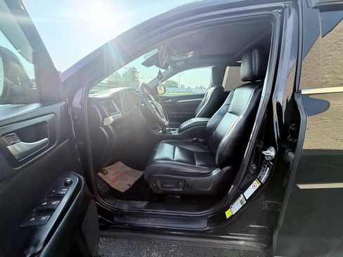 Used 2019 Toyota Highlander XLE AWD/4WD image 11