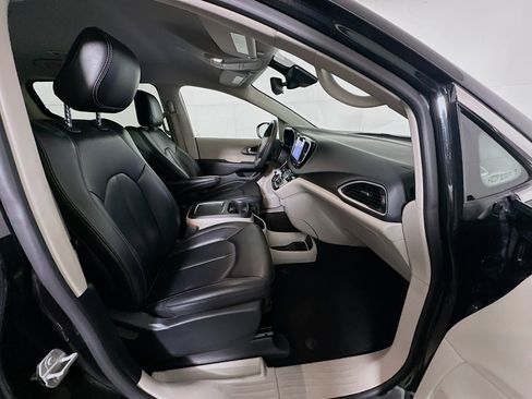 Used 2023 Chrysler Pacifica Touring-L image 33