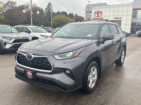 Used 2022 Toyota Highlander LE image 3