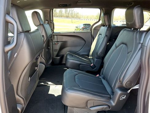 New 2026 Chrysler Pacifica Select w/ S Appearance Package FWD image 19