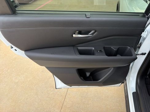Used 2025 Nissan Pathfinder SL AWD/4WD image 14