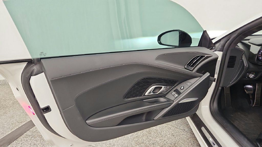 Used 2018 Audi R8 V10 RWD image 12