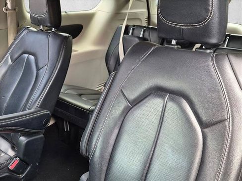 Used 2022 Chrysler Pacifica Touring-L FWD image 13