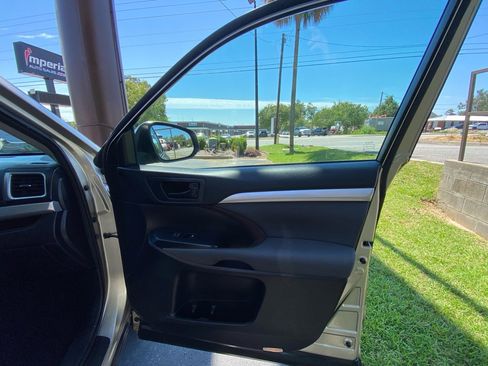 Used 2016 Toyota Highlander LE image 36