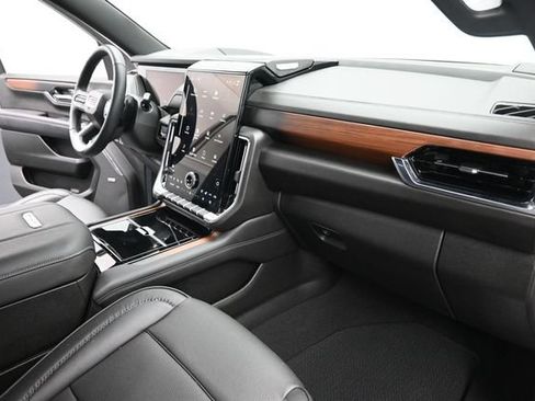 Used 2025 GMC Yukon XL Denali AWD/4WD image 21