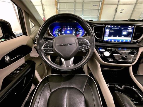 Used 2022 Chrysler Pacifica Limited image 5