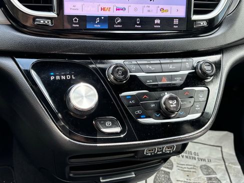 Used 2025 Chrysler Pacifica Select FWD image 11