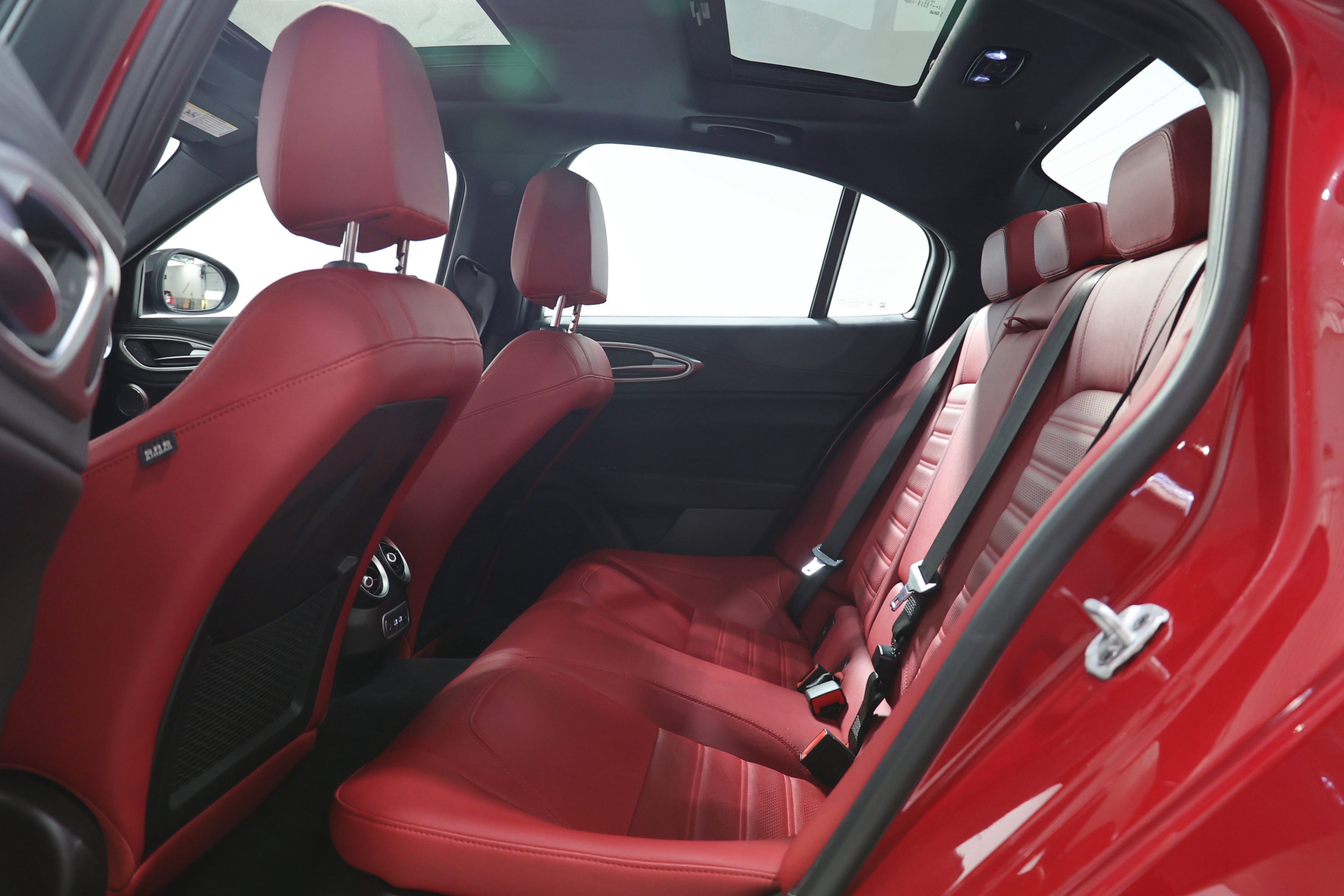 Certified 2024 Alfa Romeo Giulia Veloce AWD/4WD image 29