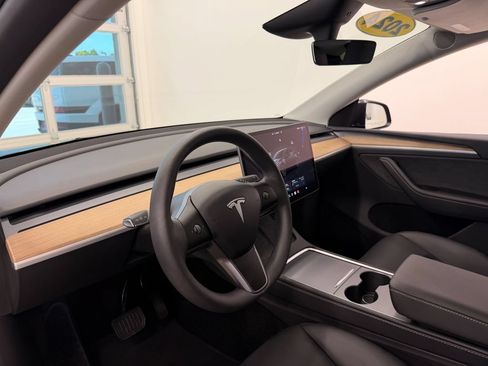 Used 2024 Tesla Model Y Long Range AWD/4WD image 29