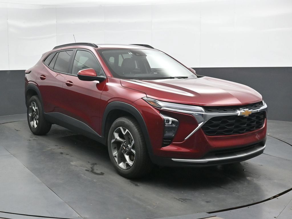 Used 2025 Chevrolet Trax LT FWD image 4