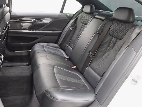 Used 2019 BMW 750i xDrive w/ M Sport Package image 32