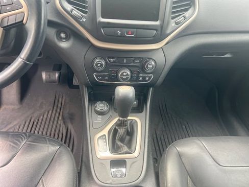 Used 2018 Jeep Cherokee Limited AWD/4WD image 16