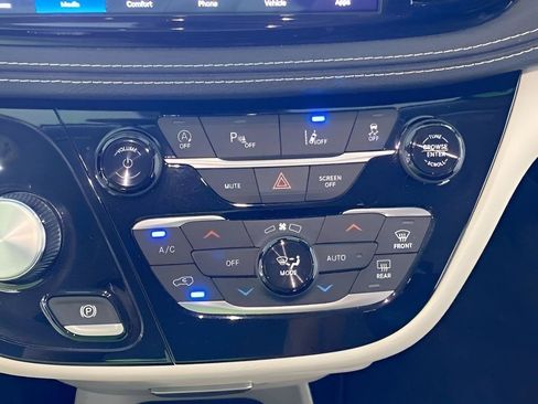 Used 2023 Chrysler Pacifica Touring-L AWD/4WD image 47