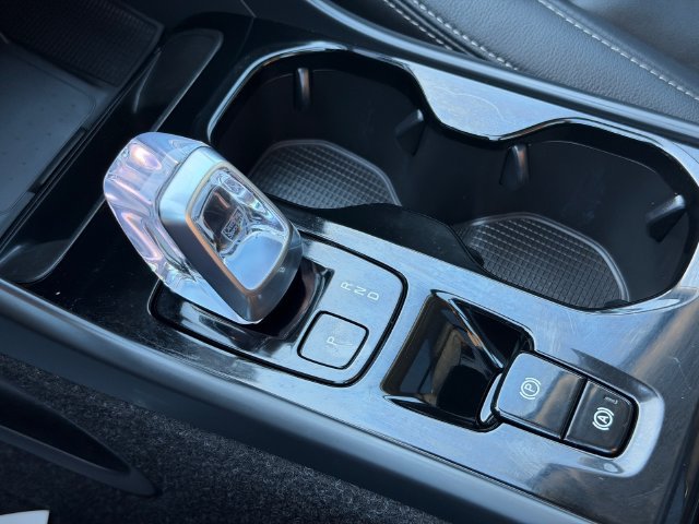 Certified 2025 Volvo XC40 B5 Ultra AWD/4WD image 27