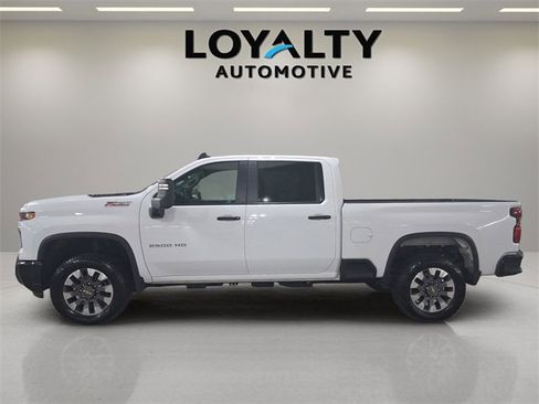 Used 2024 Chevrolet Silverado 2500 Custom w/ Custom Value Package image 2