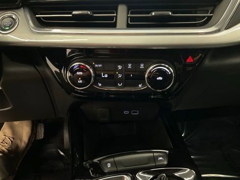 Used 2025 Chevrolet Trax LT w/ LT Convenience Package FWD image 20