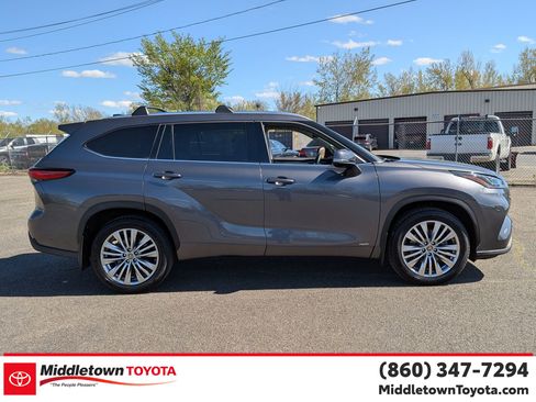 Used 2023 Toyota Highlander Platinum AWD/4WD image 2