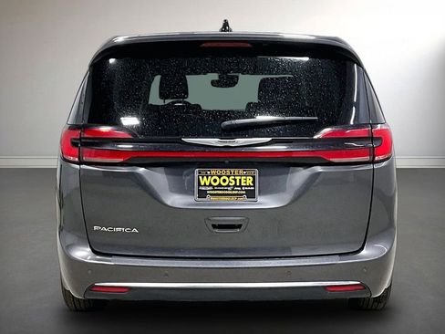Used 2023 Chrysler Pacifica Touring-L image 6