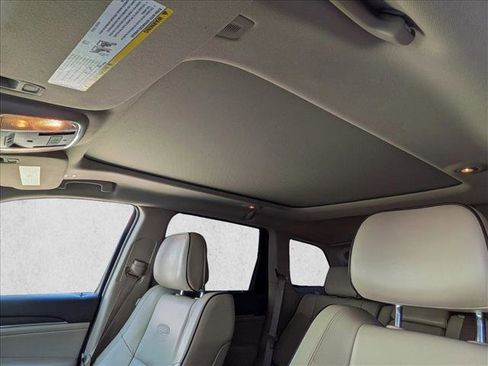 Used 2017 Jeep Grand Cherokee Overland w/ Jeep Active Safety Group image 16