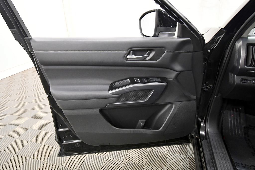 Used 2024 Nissan Pathfinder SL AWD/4WD image 14