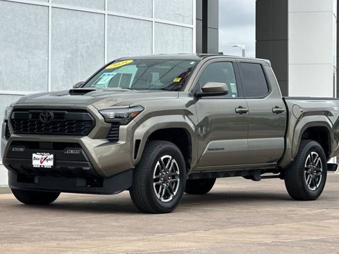 Used 2025 Toyota Tacoma TRD Sport AWD/4WD image 8