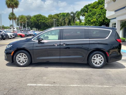 Used 2023 Chrysler Pacifica Touring-L FWD image 6