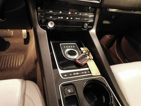 Used 2017 Jaguar F-PACE Prestige image 27