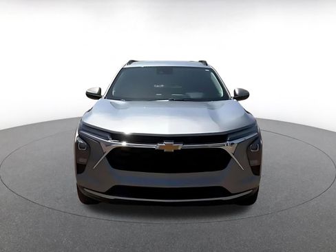 Used 2025 Chevrolet Trax LT FWD image 3