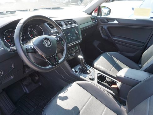 Used 2021 Volkswagen Tiguan SE w/ Panoramic Sunroof Package image 19