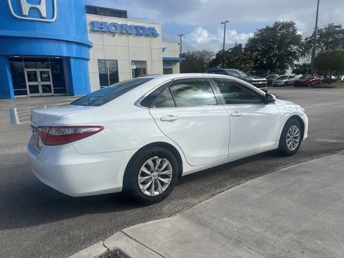 Used 2017 Toyota Camry LE image 3