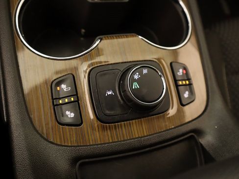 Used 2023 GMC Acadia SLE w/ Driver Convenience Package image 7