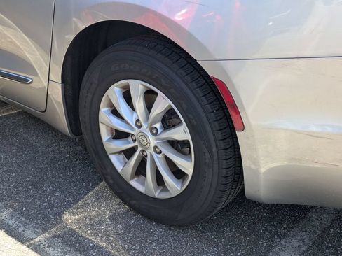 Used 2017 Chrysler Pacifica Touring-L FWD image 5