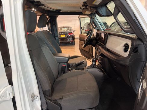 Used 2025 Jeep Wrangler Unlimited Sahara AWD/4WD image 36