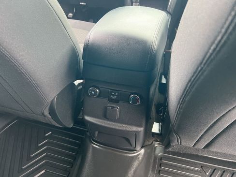 Used 2018 Ford Explorer XLT image 19