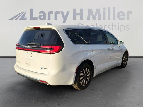 Used 2022 Chrysler Pacifica Touring-L image 6
