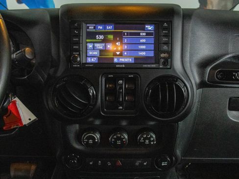 Used 2017 Jeep Wrangler Unlimited Sahara image 4