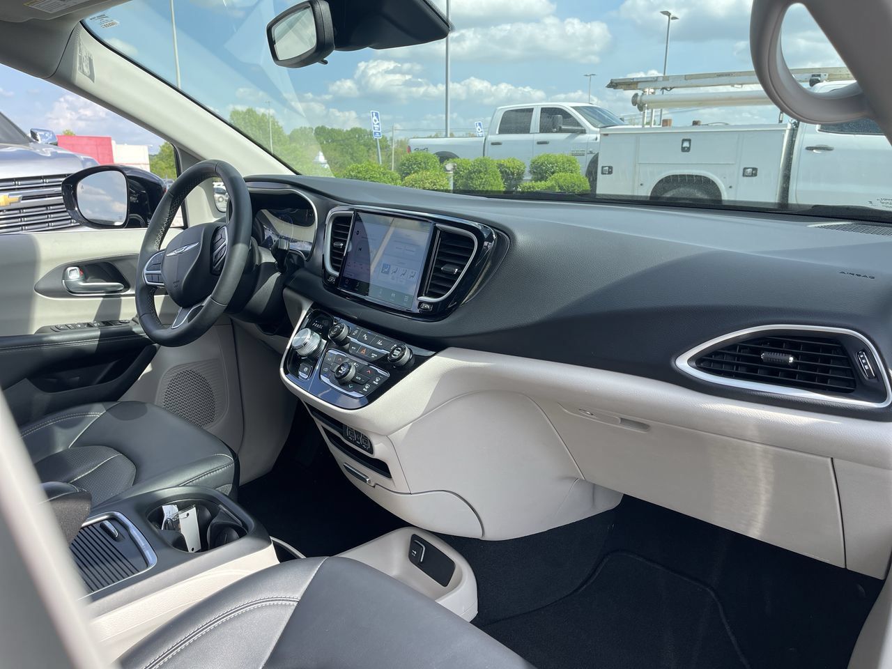 Used 2024 Chrysler Pacifica Touring-L FWD image 27