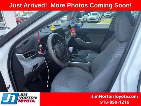 Used 2022 Toyota Highlander L FWD image 9