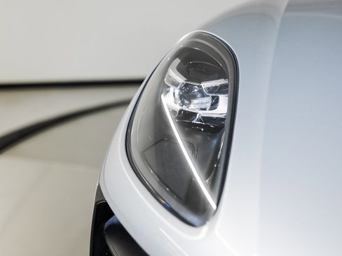 Certified 2021 Porsche Macan image 13