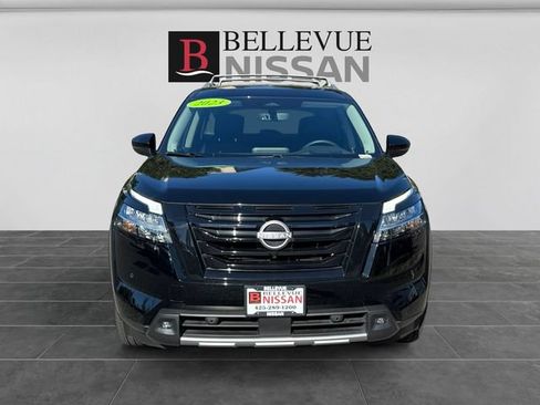 Used 2023 Nissan Pathfinder Platinum w/ Black Appearance Package AWD/4WD image 8