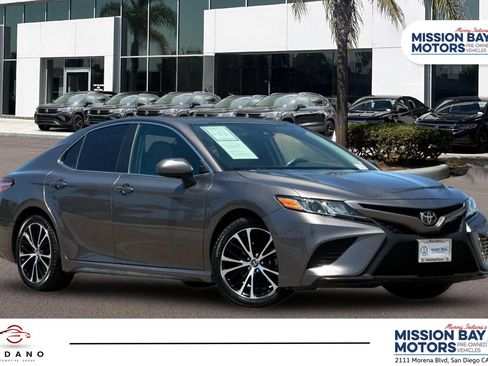 Used 2019 Toyota Camry SE w/ Carpet Mat Package FWD image 1