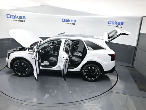 Certified 2025 Kia Sorento EX w/ Panoramic Sunroof Package image 49
